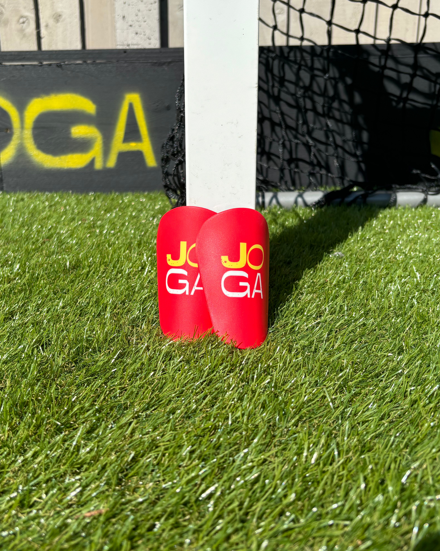 Joga Shin Pads - Rojo/Blanco/Amarillo